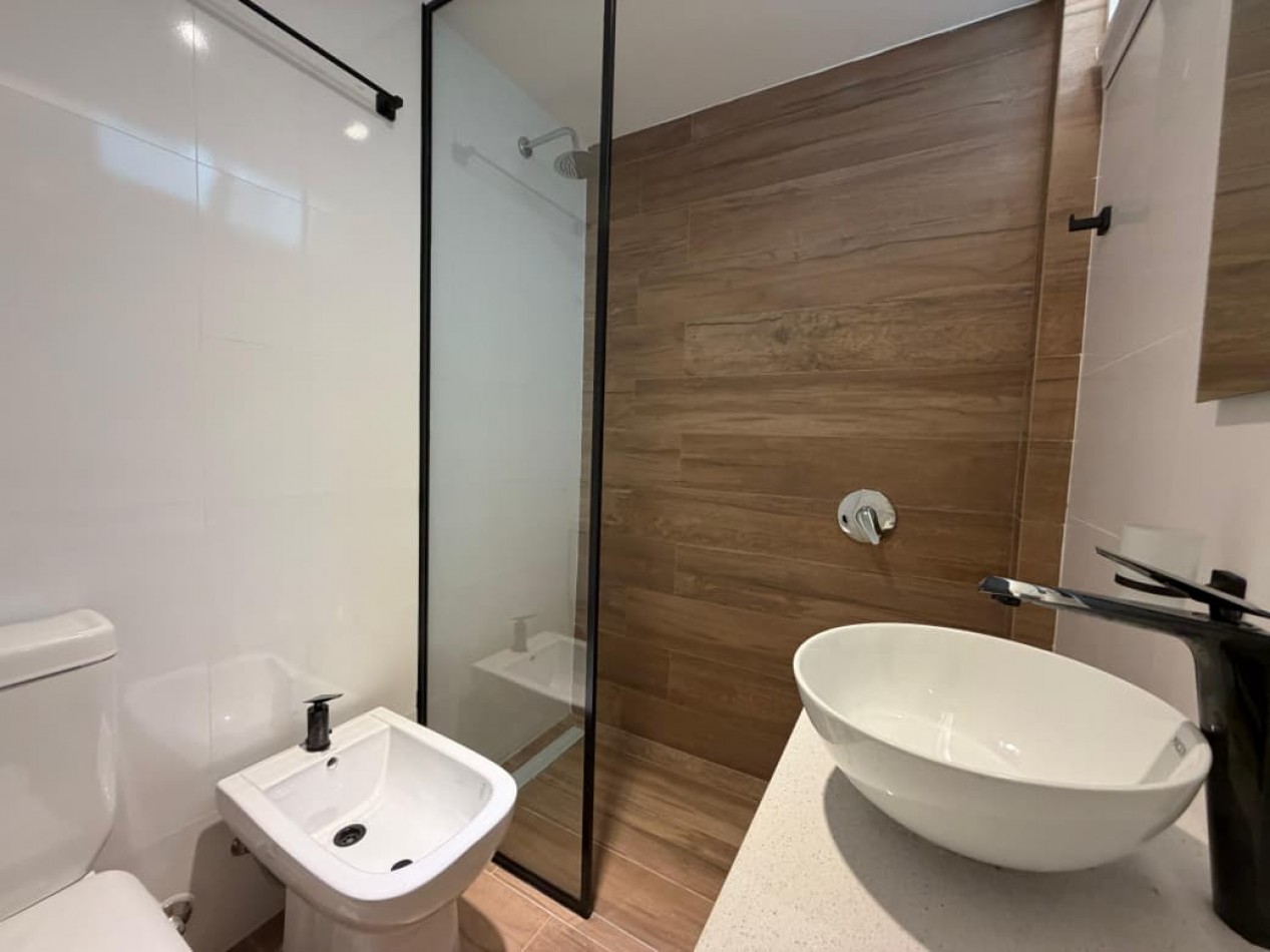 DEPARTAMENTO 2 AMBIENTES A LA CALLE CON BALCON SALIENTE EN PLAZA MITRE