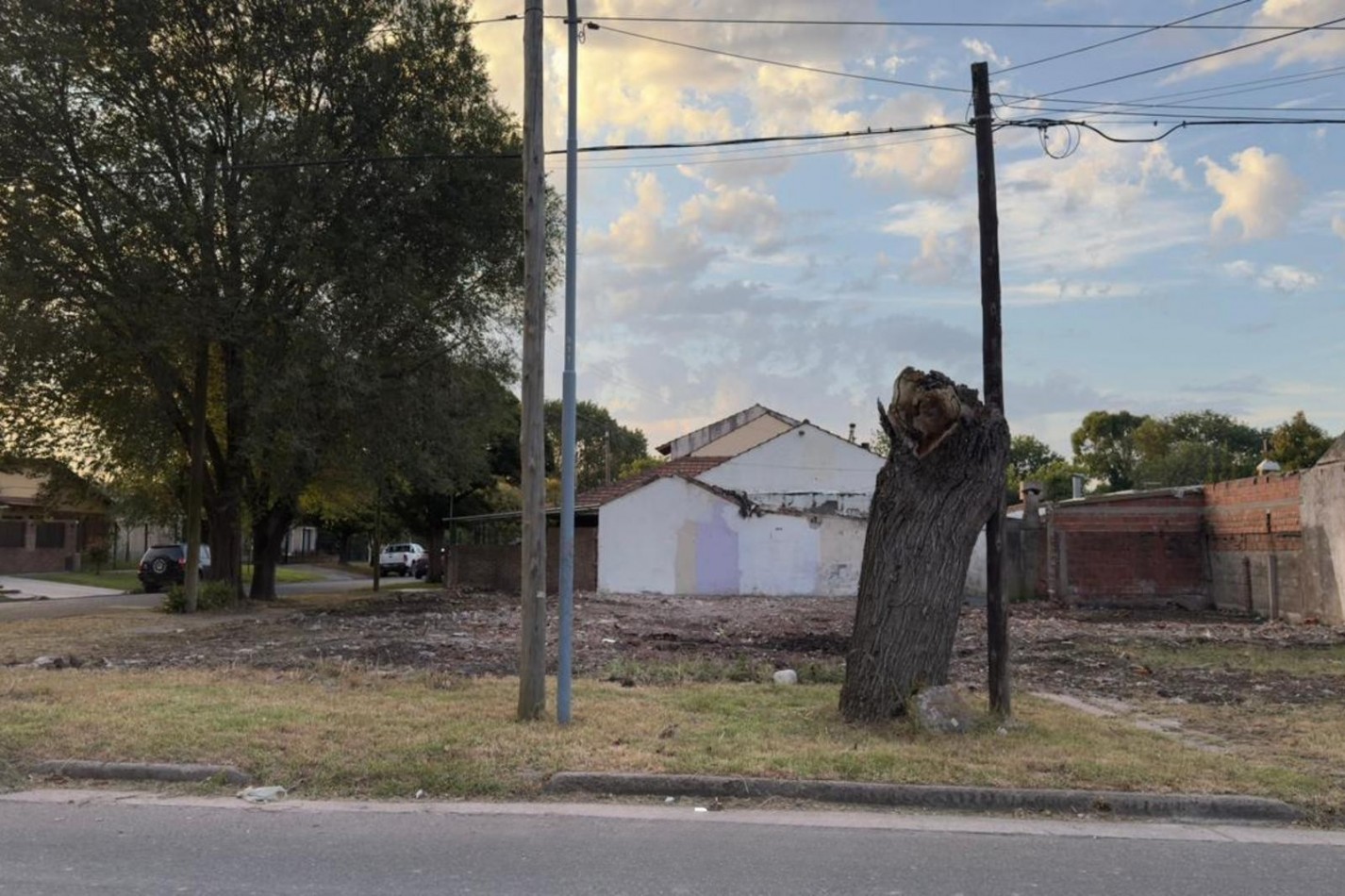 LOTE DE 451M2 EN LOS PINARES, ZONIFICACION R5 IDEAL PARA DESARROLLO