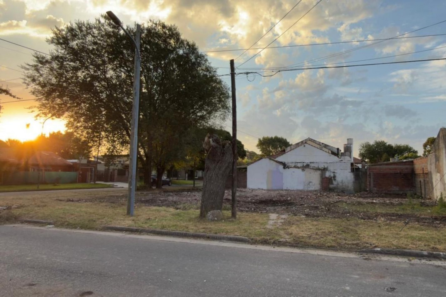 LOTE DE 451M2 EN LOS PINARES, ZONIFICACION R5 IDEAL PARA DESARROLLO
