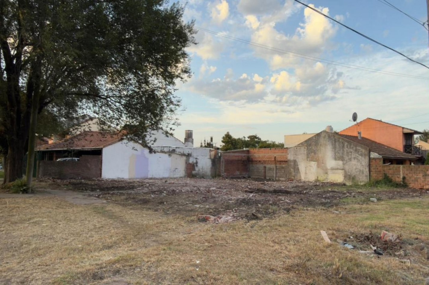 LOTE DE 451M2 EN LOS PINARES, ZONIFICACION R5 IDEAL PARA DESARROLLO