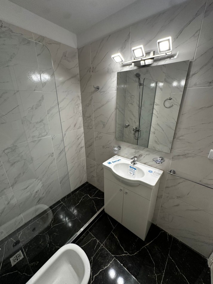 DEPARTAMENTO 2 AMBIENTES A LA CALLE CON BALCON SALIENTE EN EL CENTRO