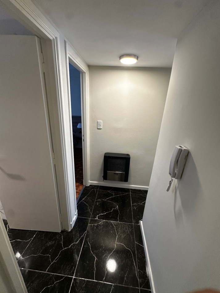 DEPARTAMENTO 2 AMBIENTES A LA CALLE CON BALCON SALIENTE EN EL CENTRO