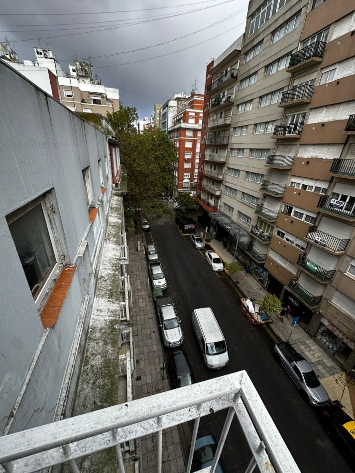 DEPARTAMENTO 2 AMBIENTES A LA CALLE CON BALCON SALIENTE EN EL CENTRO