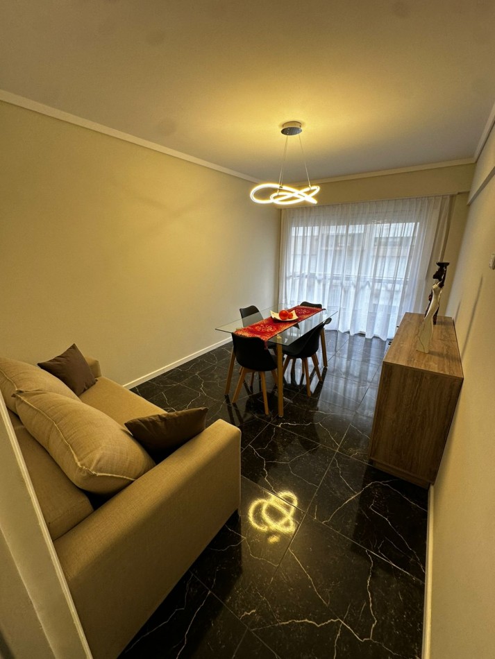 DEPARTAMENTO 2 AMBIENTES A LA CALLE CON BALCON SALIENTE EN EL CENTRO