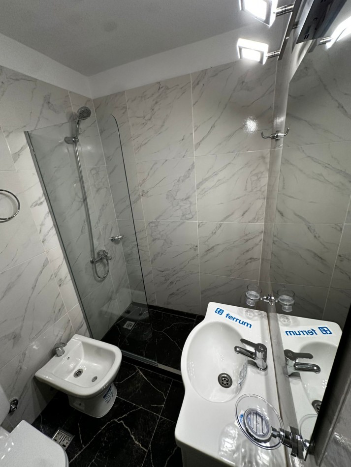 DEPARTAMENTO 2 AMBIENTES A LA CALLE CON BALCON SALIENTE EN EL CENTRO