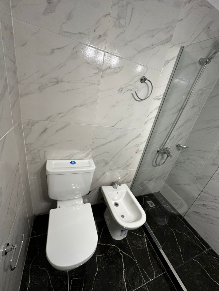 DEPARTAMENTO 2 AMBIENTES A LA CALLE CON BALCON SALIENTE EN EL CENTRO