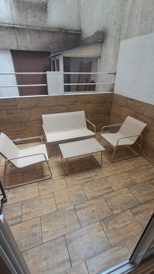 DEPARTAMENTO 2 AMBIENTES AL CONTRAFRENTE BALCON SALIENTE Y PATIO EN EL CENTRO