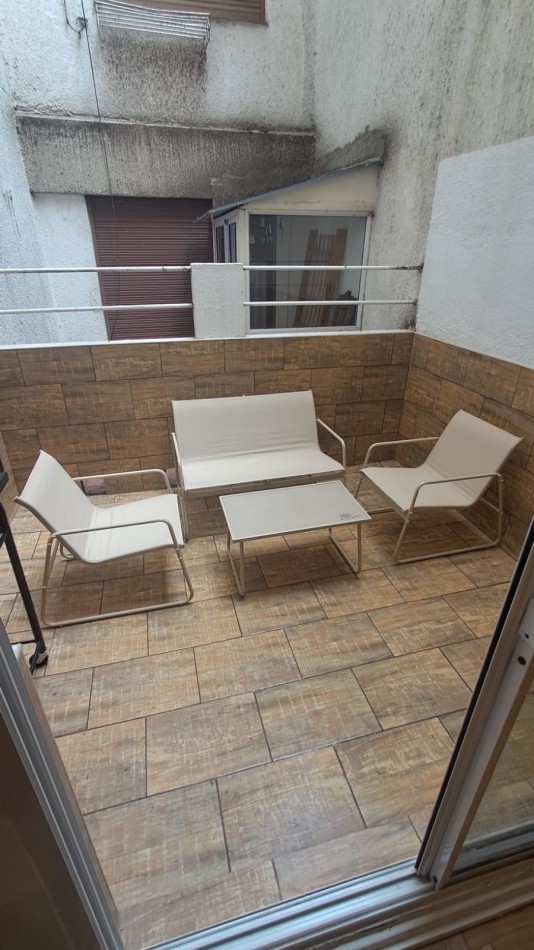 DEPARTAMENTO 2 AMBIENTES AL CONTRAFRENTE BALCON SALIENTE Y PATIO EN EL CENTRO