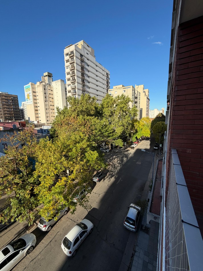 DEPARTAMENTO 1 AMBIENTE RECICLADO CON BALCON SALIENTE A LA CALLE