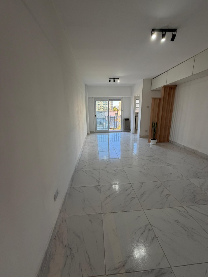 DEPARTAMENTO 1 AMBIENTE RECICLADO CON BALCON SALIENTE A LA CALLE