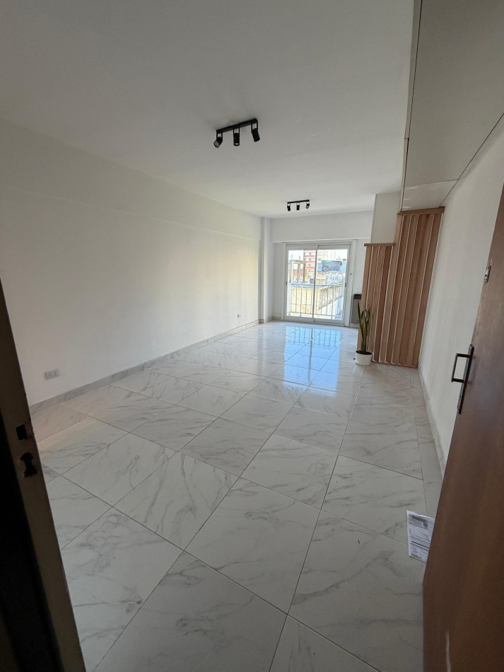 DEPARTAMENTO 1 AMBIENTE RECICLADO CON BALCON SALIENTE A LA CALLE