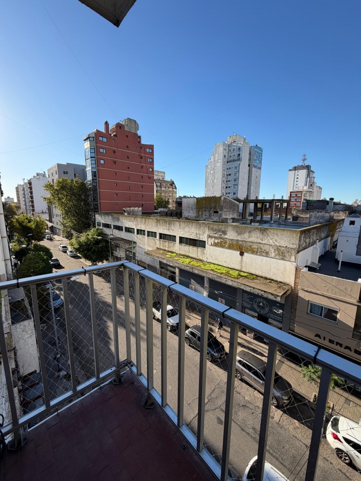 DEPARTAMENTO 1 AMBIENTE RECICLADO CON BALCON SALIENTE A LA CALLE