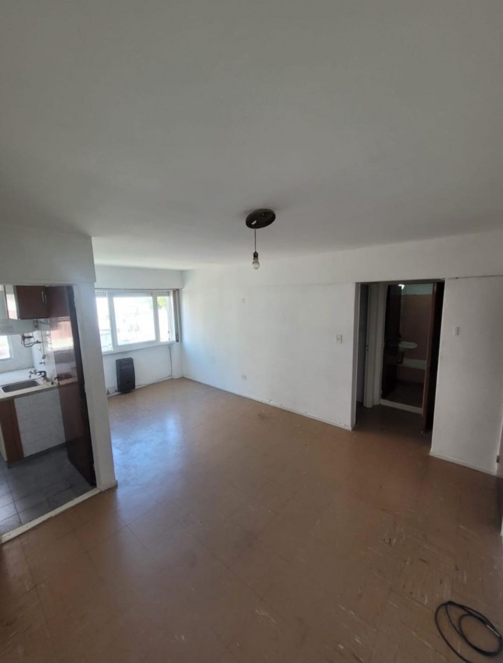 DEPARTAMENTO 2 AMBIENTES TODO EXTERNO CON VENTANA A LA CALLE EN ESTADO ORIGINAL EN ALDREY