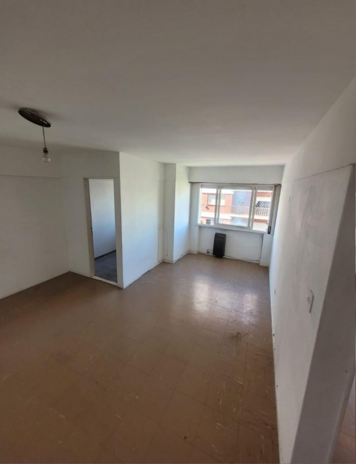 DEPARTAMENTO 2 AMBIENTES TODO EXTERNO CON VENTANA A LA CALLE EN ESTADO ORIGINAL EN ALDREY