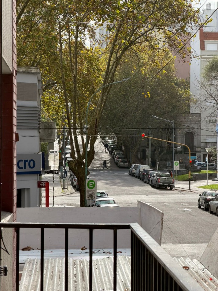 DEPARTAMENTO 3 AMBIENTES CON BALCON A LA CALLE EN EL CENTRO