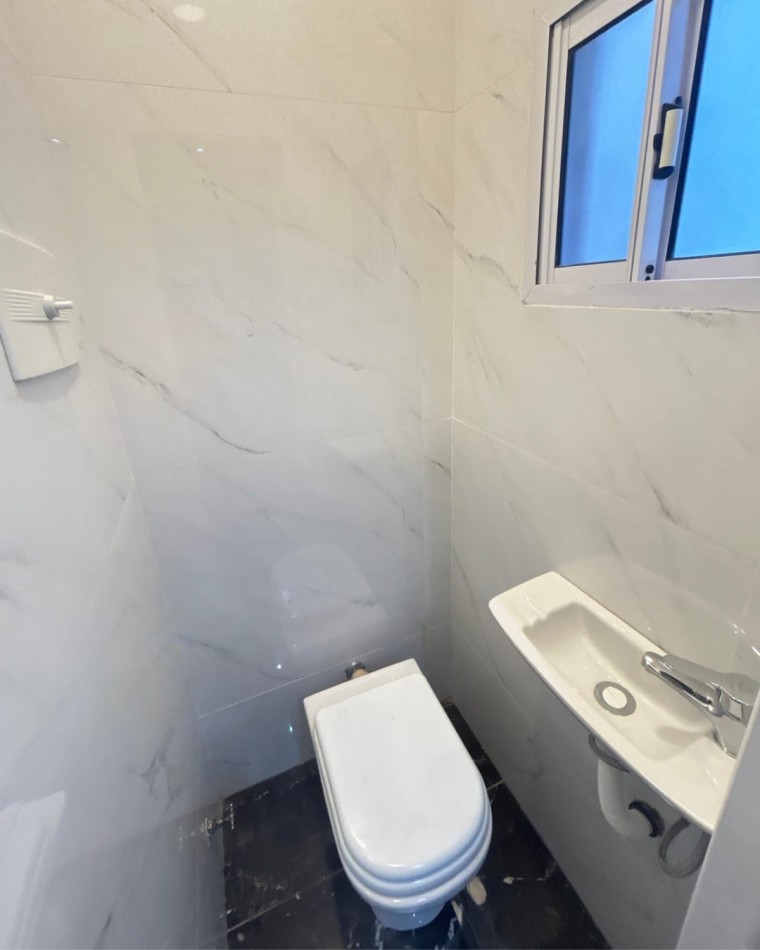 DEPARTAMENTO 2 AMBIENTES AL FRENTE CON DEPENDENCIA, BALCON Y VISTA A PLAZA COLON