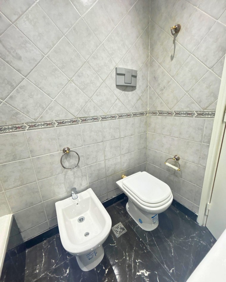 DEPARTAMENTO 2 AMBIENTES AL FRENTE CON DEPENDENCIA, BALCON Y VISTA A PLAZA COLON