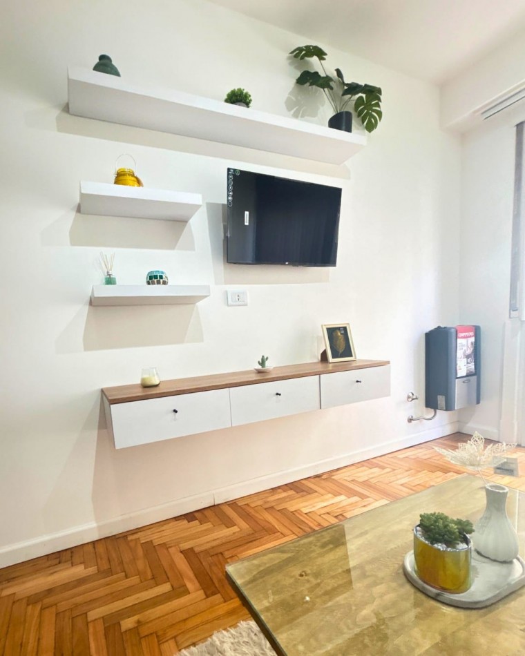 DEPARTAMENTO 2 AMBIENTES AL FRENTE CON DEPENDENCIA, BALCON Y VISTA A PLAZA COLON