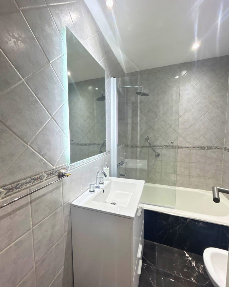 DEPARTAMENTO 2 AMBIENTES AL FRENTE CON DEPENDENCIA, BALCON Y VISTA A PLAZA COLON