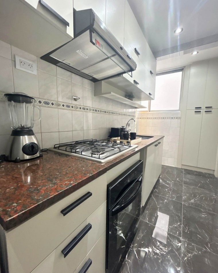 DEPARTAMENTO 2 AMBIENTES AL FRENTE CON DEPENDENCIA, BALCON Y VISTA A PLAZA COLON
