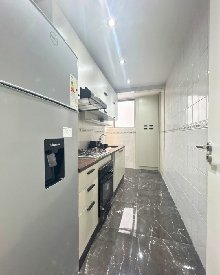 DEPARTAMENTO 2 AMBIENTES AL FRENTE CON DEPENDENCIA, BALCON Y VISTA A PLAZA COLON