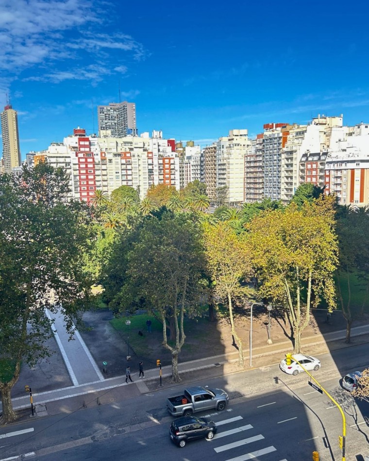 DEPARTAMENTO 2 AMBIENTES AL FRENTE CON DEPENDENCIA, BALCON Y VISTA A PLAZA COLON