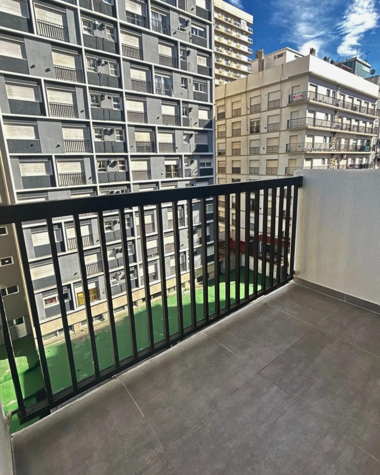 DEPARTAMENTO 2 AMBIENTES AL FRENTE CON DEPENDENCIA, BALCON Y VISTA A PLAZA COLON
