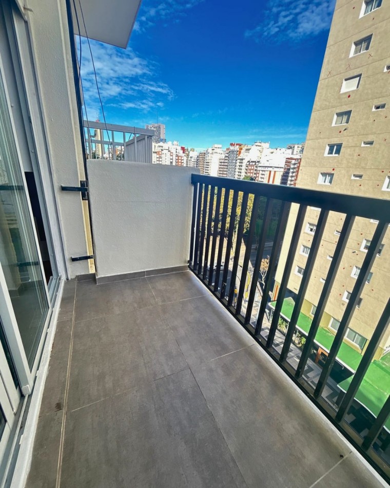 DEPARTAMENTO 2 AMBIENTES AL FRENTE CON DEPENDENCIA, BALCON Y VISTA A PLAZA COLON