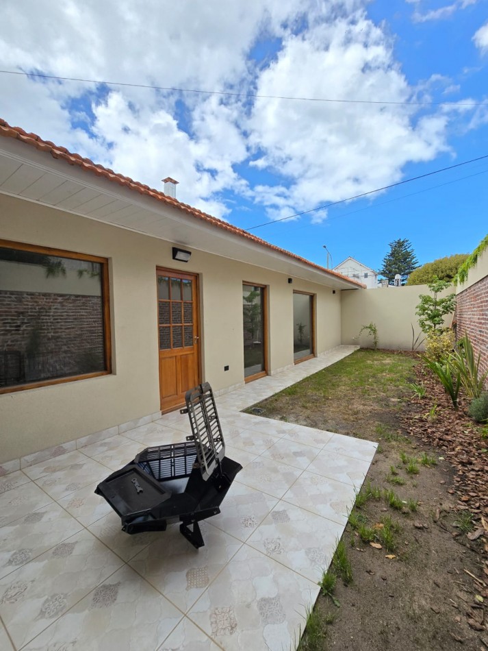 CHALET 3 AMBIENTES RECICLADO A NUEVO CON GARAJE Y PATIO EN BARRIO SAN JOSE