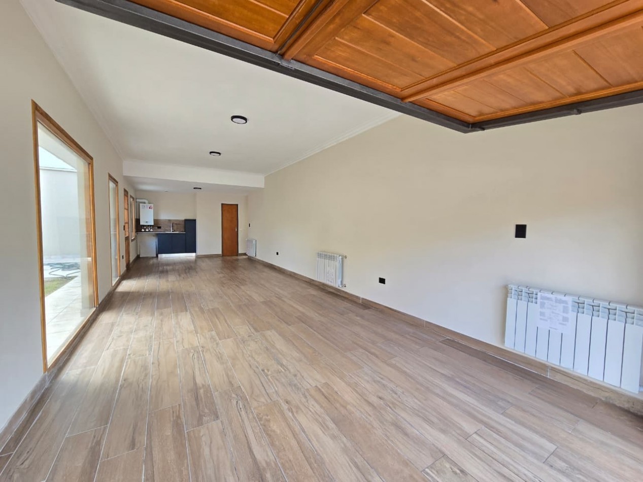 CHALET 3 AMBIENTES RECICLADO A NUEVO CON GARAJE Y PATIO EN BARRIO SAN JOSE