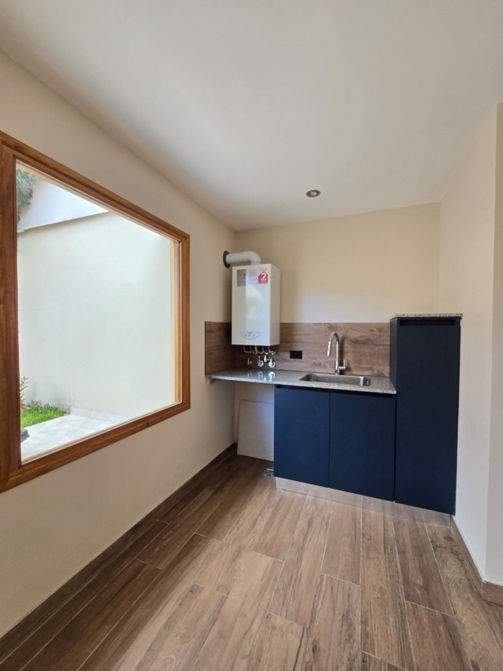 CHALET 3 AMBIENTES RECICLADO A NUEVO CON GARAJE Y PATIO EN BARRIO SAN JOSE