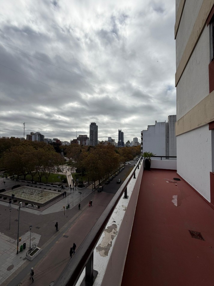 DEPARTAMENTO 4 AMBIENTES A LA CALLE CON VISTA A LA PLAZA, BALCON TERRAZA Y COCHERA EN EL CENTRO