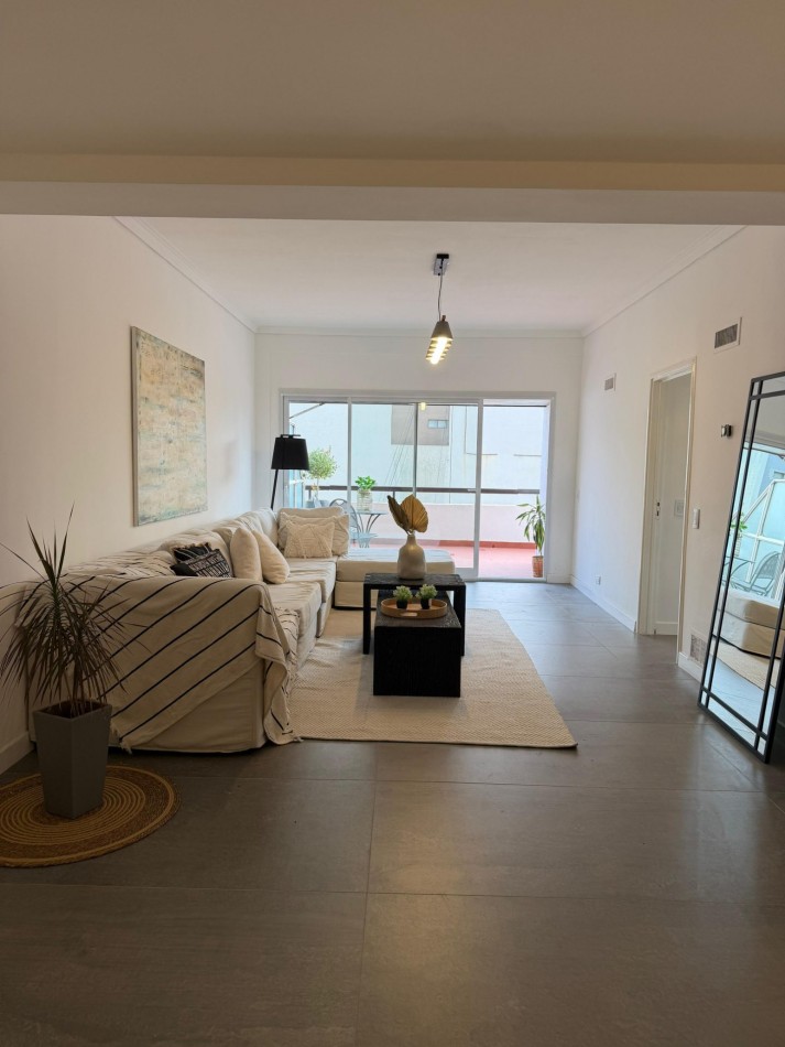 DEPARTAMENTO 4 AMBIENTES A LA CALLE CON VISTA A LA PLAZA, BALCON TERRAZA Y COCHERA EN EL CENTRO
