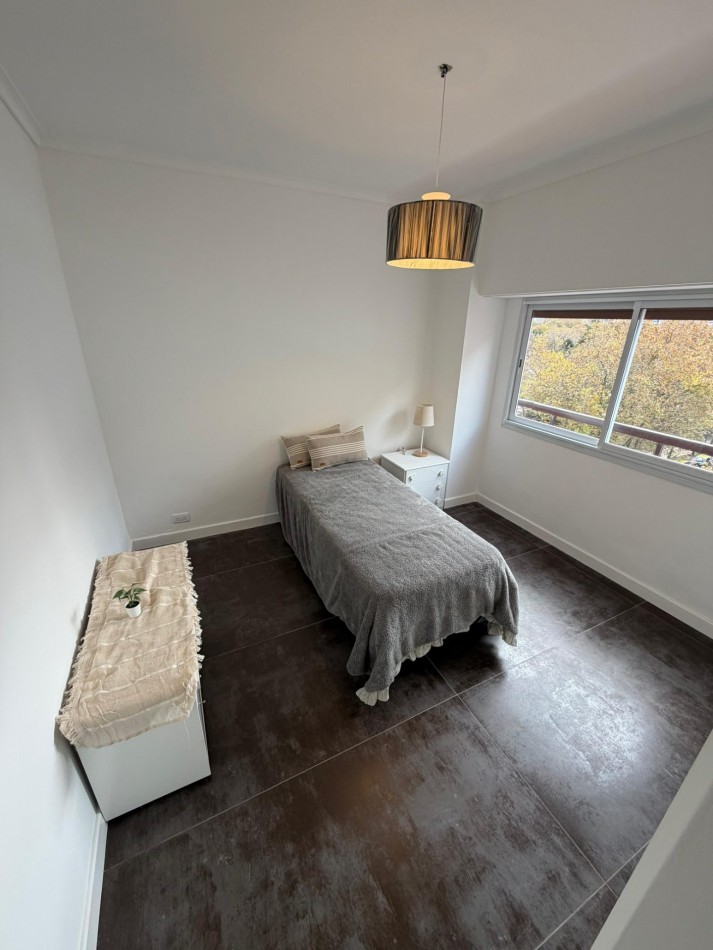 DEPARTAMENTO 4 AMBIENTES A LA CALLE CON VISTA A LA PLAZA, BALCON TERRAZA Y COCHERA EN EL CENTRO