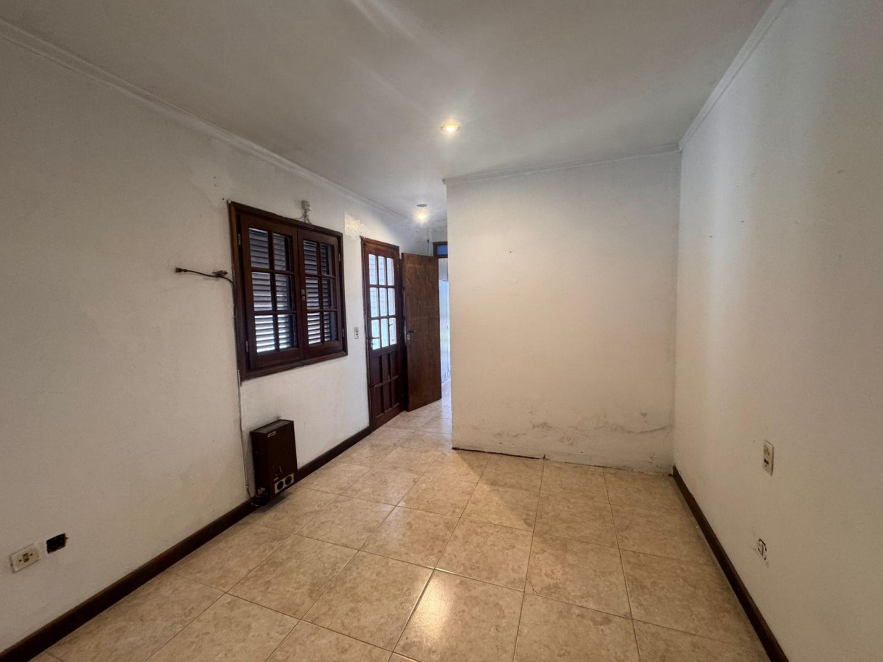 CASA 4 AMBIENTES CON DOBLE COCHERA Y PATIO EN COLINAS PERALTA RAMOS