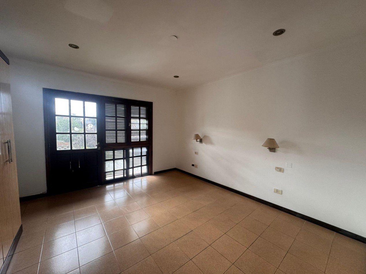 CASA 4 AMBIENTES CON DOBLE COCHERA Y PATIO EN COLINAS PERALTA RAMOS