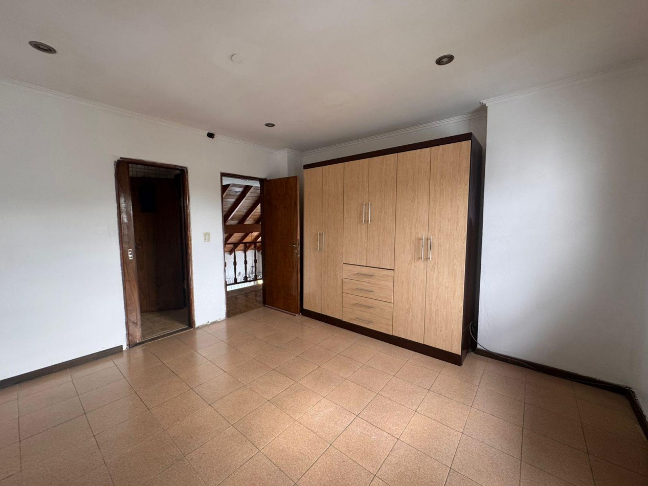 CASA 4 AMBIENTES CON DOBLE COCHERA Y PATIO EN COLINAS PERALTA RAMOS
