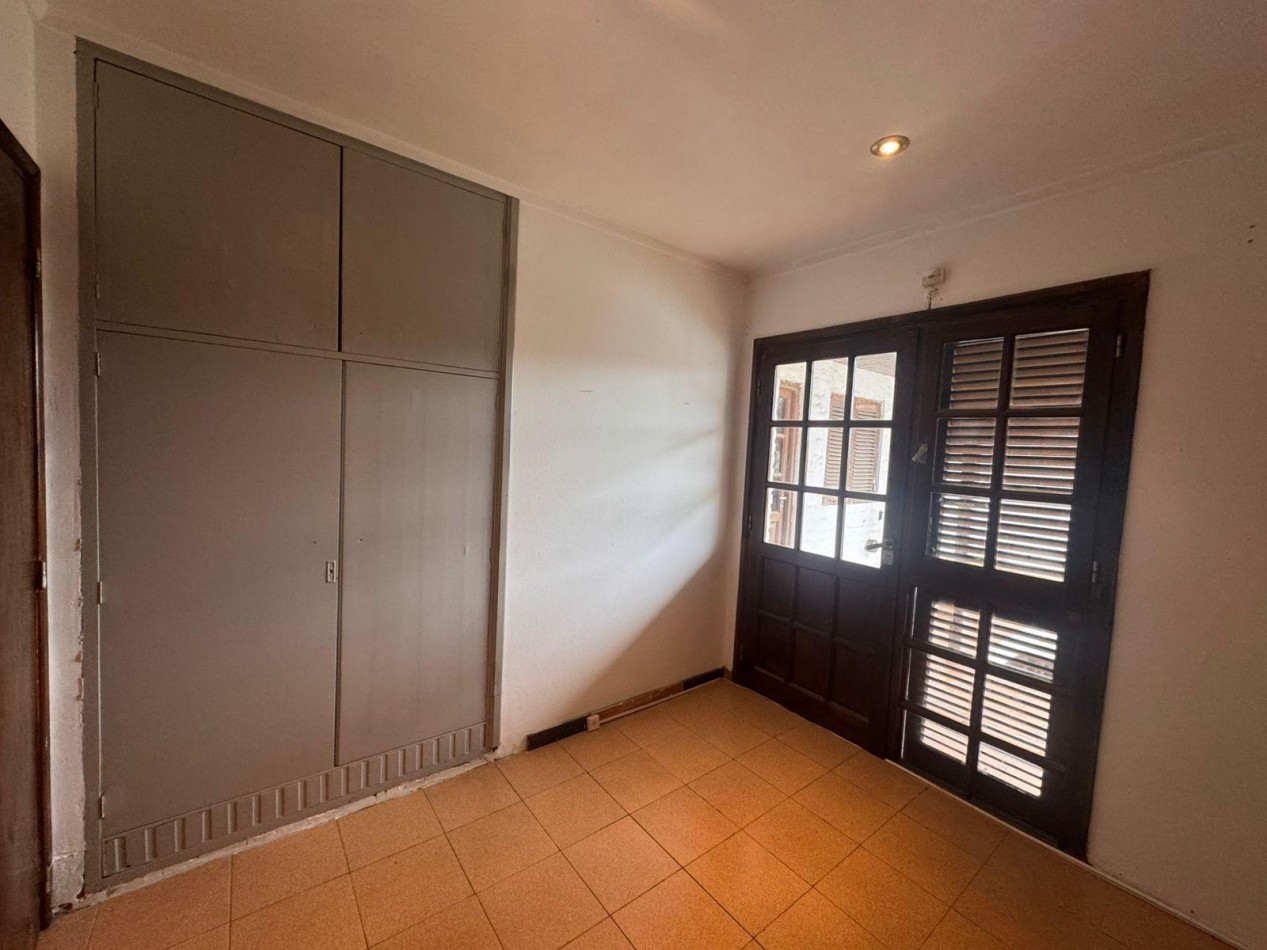 CASA 4 AMBIENTES CON DOBLE COCHERA Y PATIO EN COLINAS PERALTA RAMOS
