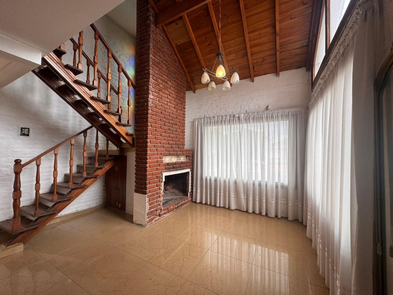 CASA 4 AMBIENTES CON DOBLE COCHERA Y PATIO EN COLINAS PERALTA RAMOS