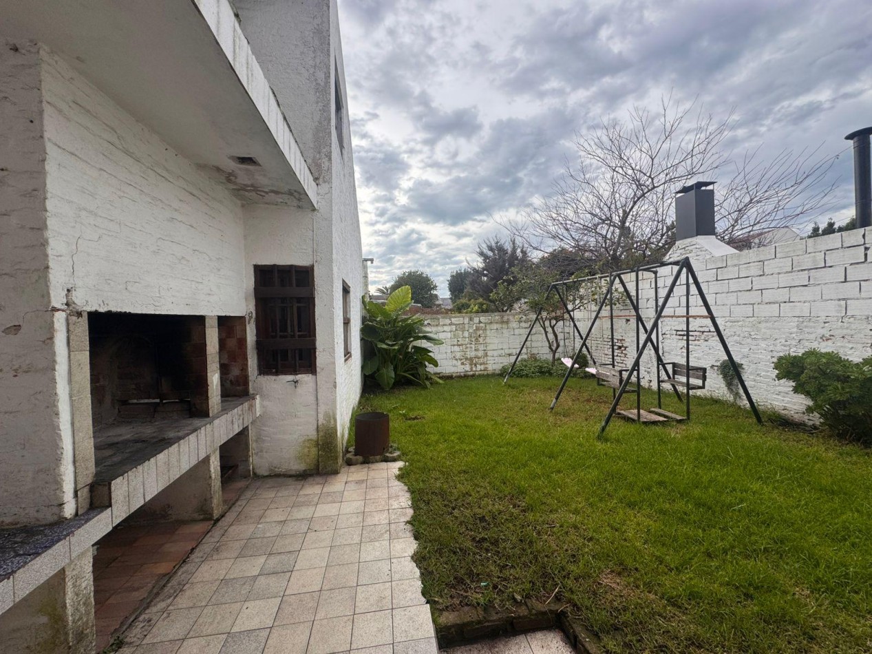 CASA 4 AMBIENTES CON DOBLE COCHERA Y PATIO EN COLINAS PERALTA RAMOS
