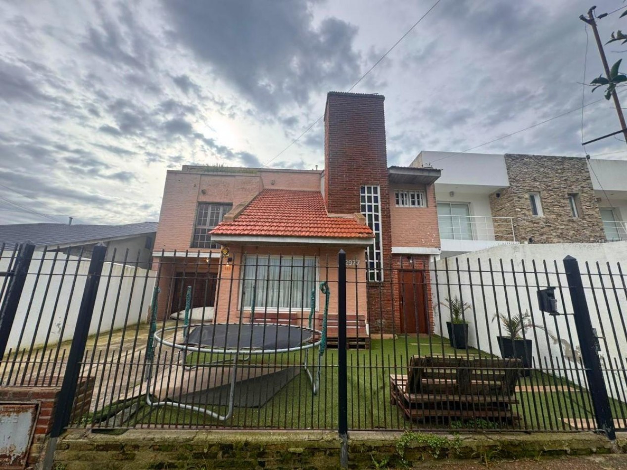 CASA 4 AMBIENTES CON DOBLE COCHERA Y PATIO EN COLINAS PERALTA RAMOS