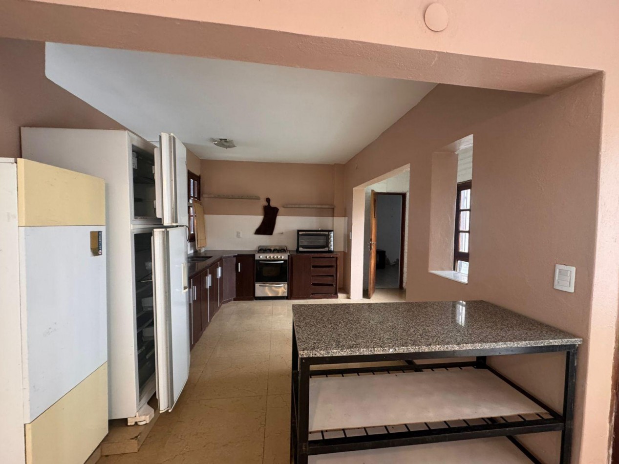 CASA 4 AMBIENTES CON DOBLE COCHERA Y PATIO EN COLINAS PERALTA RAMOS