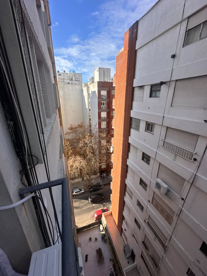 DEPARTAMENTO 1 AMBIENTE Y MEDIO DESPLAZADO CON BALCON SALIENTE AL LATERAL 