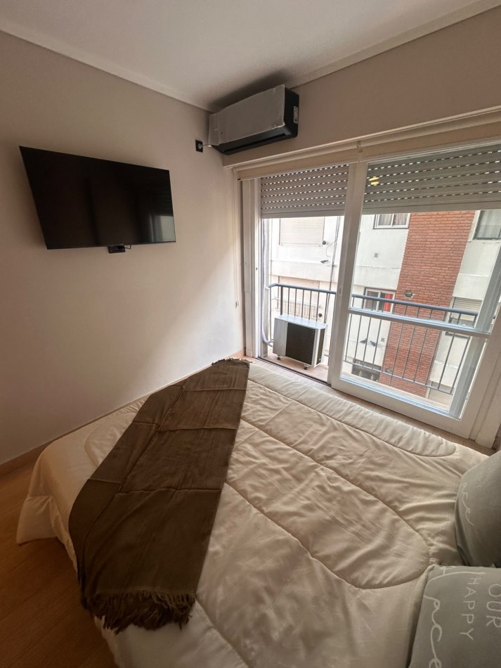 DEPARTAMENTO 1 AMBIENTE Y MEDIO DESPLAZADO CON BALCON SALIENTE AL LATERAL 