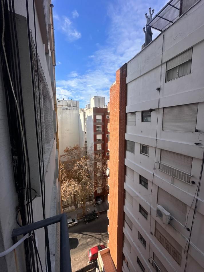 DEPARTAMENTO 1 AMBIENTE Y MEDIO DESPLAZADO CON BALCON SALIENTE AL LATERAL 