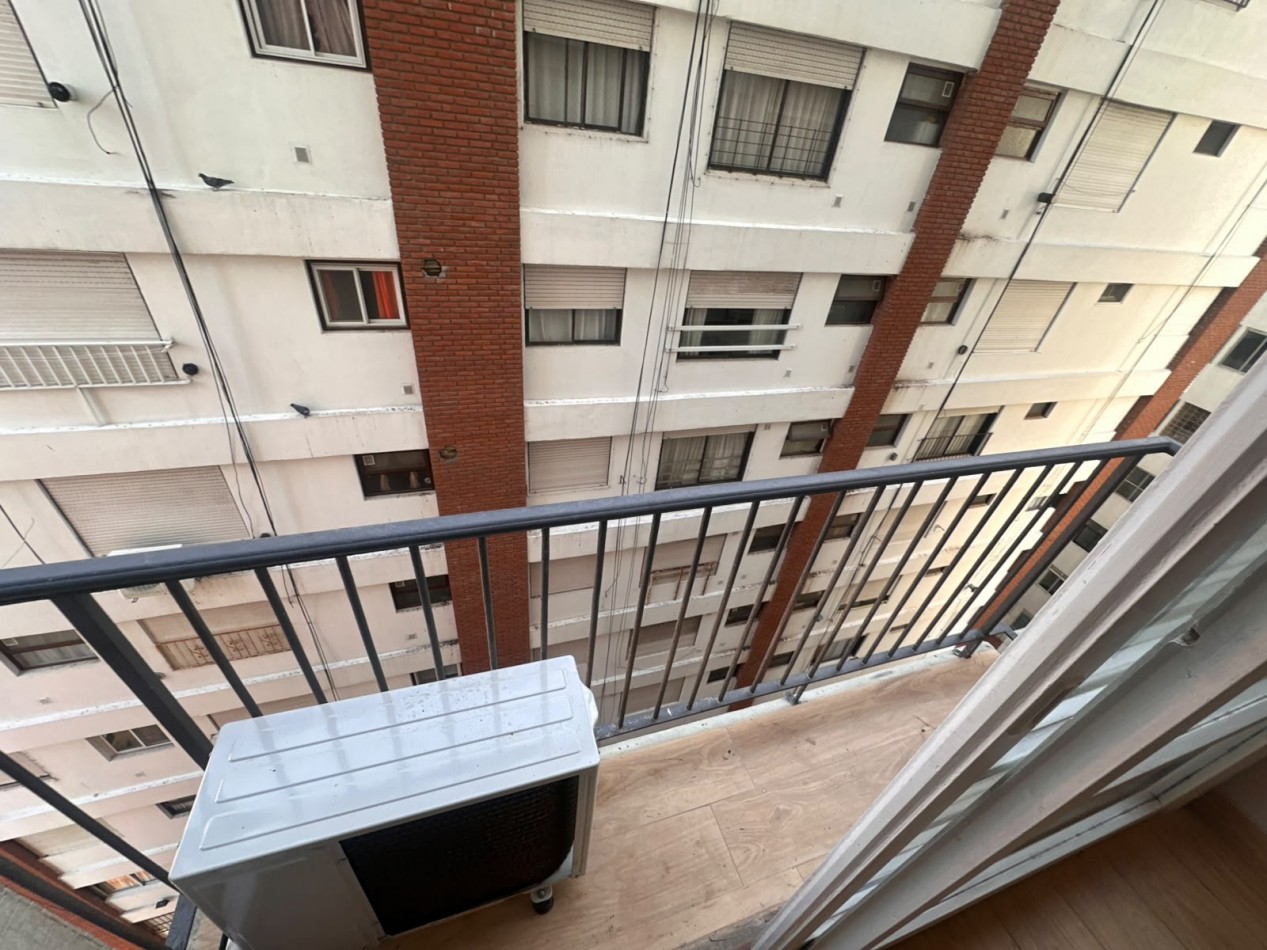 DEPARTAMENTO 1 AMBIENTE Y MEDIO DESPLAZADO CON BALCON SALIENTE AL LATERAL 