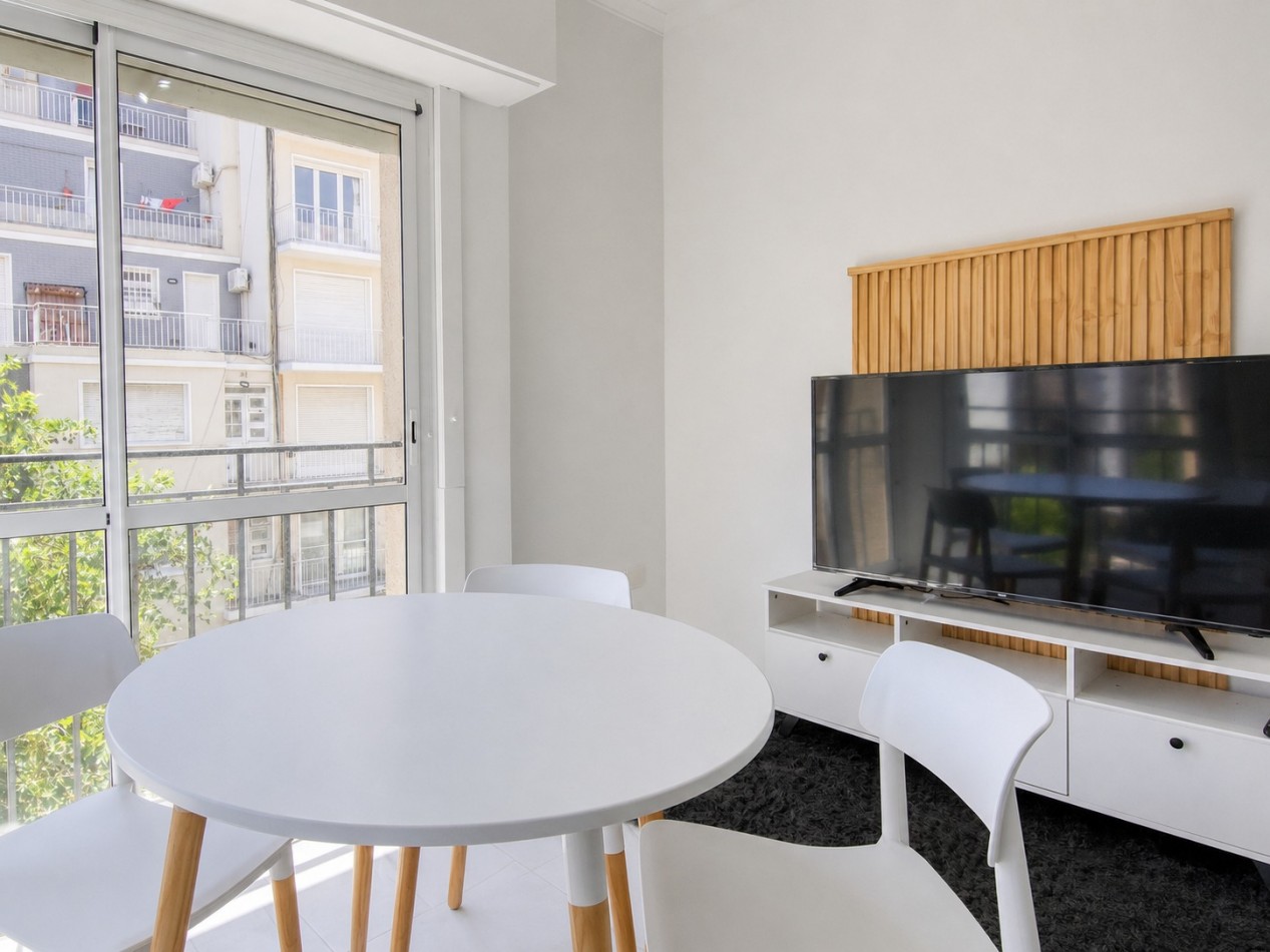 DEPARTAMENTO 2 AMBIENTES AL FRENTE CON BALCON FRANCES EN PLAZA COLON VENDE Y PERMUTA