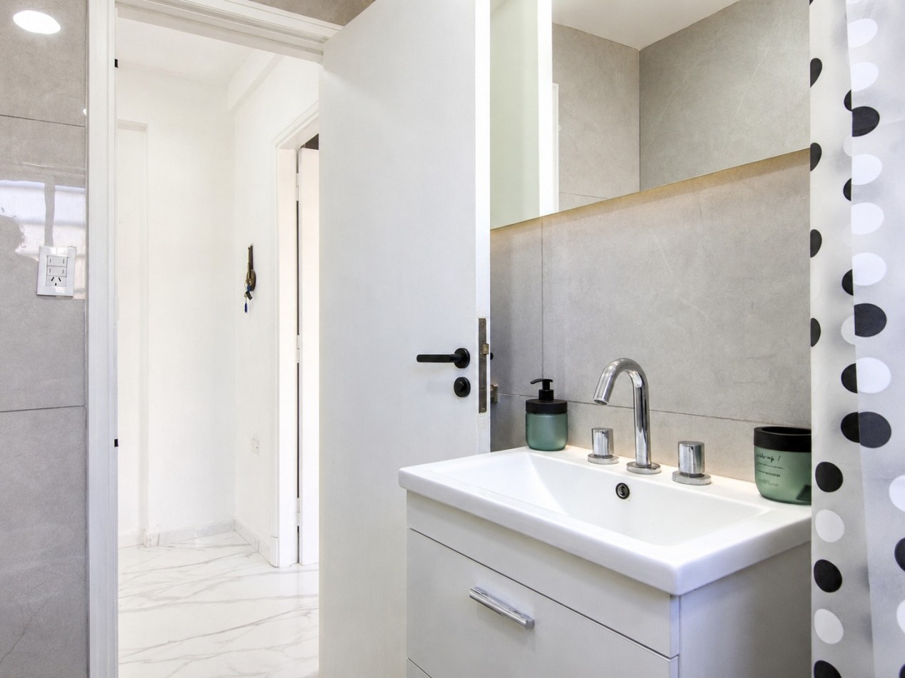 DEPARTAMENTO 2 AMBIENTES AL FRENTE CON BALCON FRANCES EN PLAZA COLON VENDE Y PERMUTA