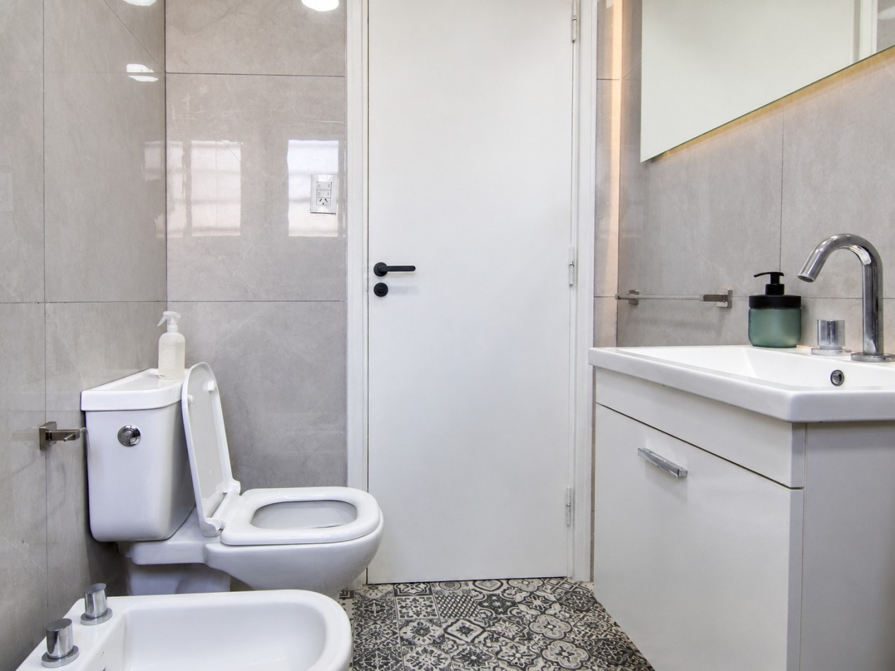 DEPARTAMENTO 2 AMBIENTES AL FRENTE CON BALCON FRANCES EN PLAZA COLON VENDE Y PERMUTA