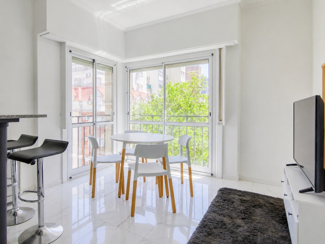 DEPARTAMENTO 2 AMBIENTES AL FRENTE CON BALCON FRANCES EN PLAZA COLON VENDE Y PERMUTA